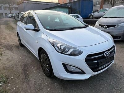 Weiß Gebraucht 2016 Hyundai i30 Trend Kombi | 3.999 €
