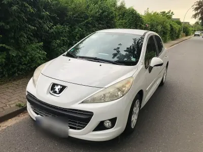 Gebraucht Peugeot 207 Tendance 95 PS (69 kW) 2011 Weiß Limousine