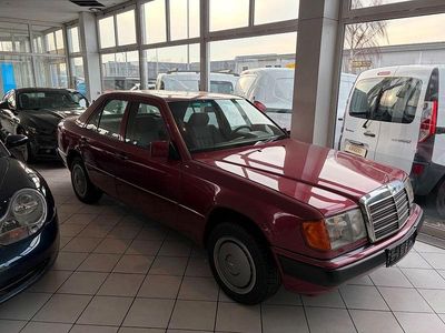 Gebraucht Mercedes E200 118 PS (86 kW) 1993 Rot Limousine