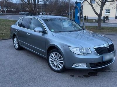 Gebraucht Skoda Superb 125 PS (91 kW) 2011 Silber Limousine