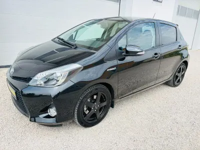 Gebraucht Toyota Yaris Hybrid Club 101 PS (74 kW) 2013 Schwarz Kleinwagen