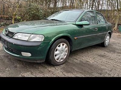 Begagnad Opel Vectra 75 HK (55 kW) 1997 Grön Sedan