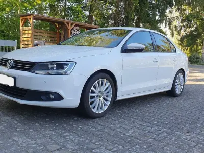 Używany VW Jetta Comfortline 105 KM (77 kW) 2011 Biały Sedan/Limuzyna