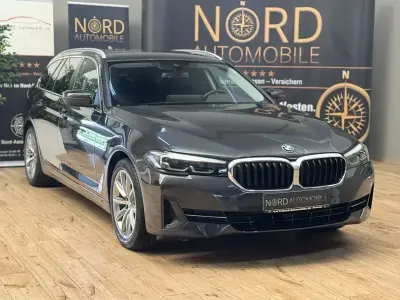 Gebraucht BMW 520 184 PS (135 kW) 2023 Sophistograu brillantef (metallic) Limousine