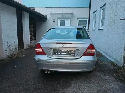 Second-hand Mercedes C200 163 CP (119 kW) 2002 Argintiu Berlinǎ