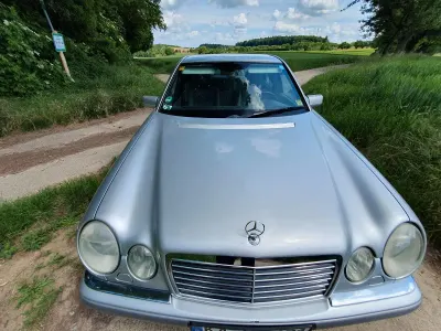 Gebraucht Mercedes E230 Avantgarde 150 PS (110 kW) 1995 Silber Limousine