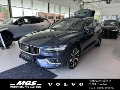 Gebraucht Volvo V60 Plus 250 PS (183 kW) 2023 Denim blue / metallic Kombi
