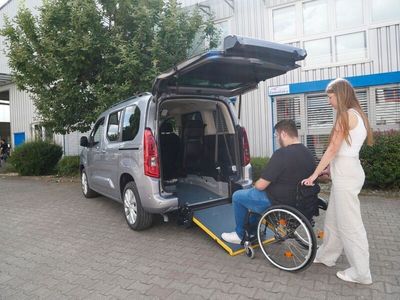 Neu Peugeot Rifter Allure 131 PS (96 kW) 2025 Grau Van / Kleinbus