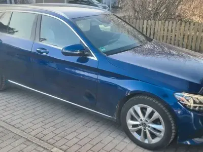 Gebraucht Mercedes C180 156 PS (114 kW) 2019 Blau Limousine