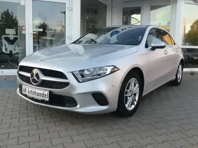 Gebraucht Mercedes A180 116 PS (85 kW) 2020 Iridiumsilber Limousine