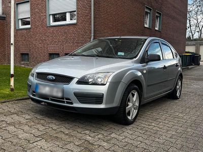 Gebraucht Ford Focus Trend 116 PS (85 kW) 2005 Silber Limousine