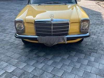 Second-hand Mercedes 230 120 CP (88 kW) 1973 Galben Berlinǎ