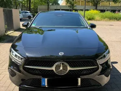 Gebraucht Mercedes A180 Night 136 PS (100 kW) 2023 Schwarz Limousine