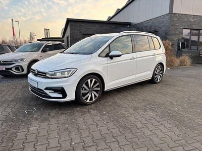 Weiß Gebraucht 2024 VW Touran Pro Van / Kleinbus | 34.480 € (Fairer Preis)