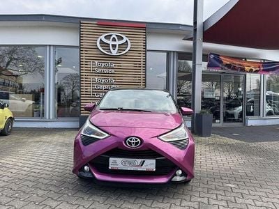 Gebraucht Toyota Aygo Basis 72 PS (52 kW) 2019 Magenta mica metallic Kleinwagen