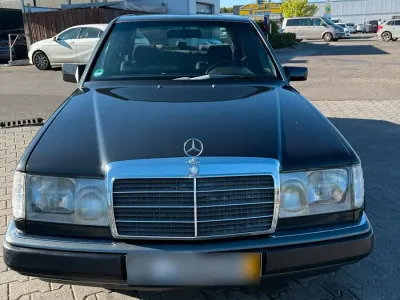 Używany Mercedes E230 132 KM (97 kW) 1992 Czarny Sedan/Limuzyna
