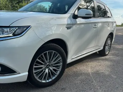 Gebraucht Mitsubishi Outlander P-HEV 235 PS (172 kW) 2021 Weiß SUV