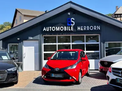 Gebraucht Toyota Aygo X-play 69 PS (50 kW) 2015 Rot Kleinwagen