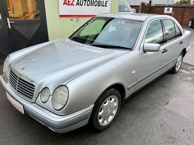 Silber Gebraucht 1996 Mercedes E230 Limousine | 10.950 €