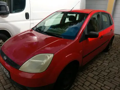 Używany Ford Fiesta 70 KM (51 kW) 2004 Czerwony Hatchback