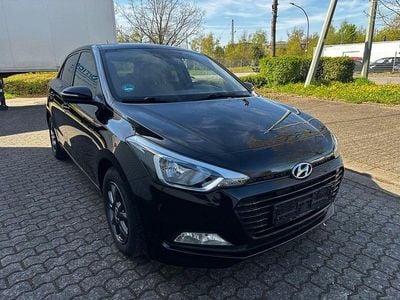 Gebraucht Hyundai i20 Passion 84 PS (61 kW) 2018 Schwarz Limousine