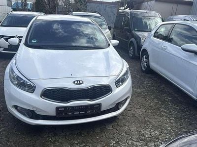 Gebraucht Kia Ceed DREAM-TEAM Edition 128 PS (94 kW) 2015 (hw2) deluxeweiss met. Kleinwagen
