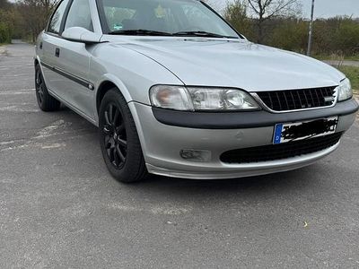 Second-hand Opel Vectra 101 CP (74 kW) 1998 Argintiu Berlinǎ