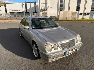 Gebraucht Mercedes E220 143 PS (105 kW) 2000 Silber Limousine