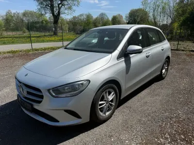 Używany Mercedes B200 150 KM (110 kW) 2020 Srebrny Minivan