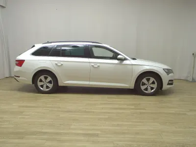 Gebraucht Skoda Superb Ambition 122 PS (89 kW) 2021 Weiss Kombi