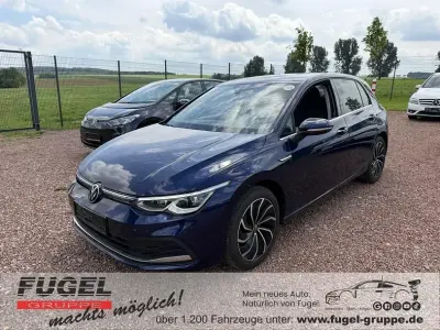 Gebraucht VW Golf VIII Style 150 PS (110 kW) 2022 Atlantic blue metallic Limousine