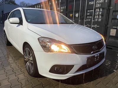 Gebraucht Kia Ceed Spirit 128 PS (94 kW) 2011 Weiß Kleinwagen