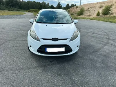 Gebraucht Ford Fiesta 90 PS (66 kW) 2010 Weiß Kleinwagen