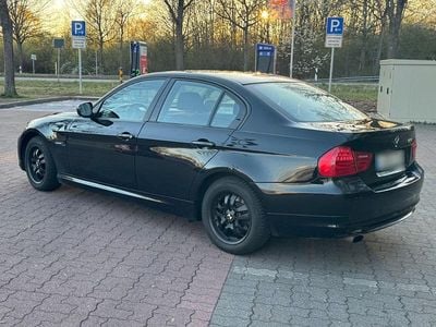 Gebraucht BMW 318 143 PS (105 kW) 2011 Schwarz Limousine