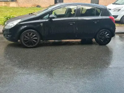 Używany Opel Corsa Edition 87 KM (63 kW) 2010 Czarny Hatchback