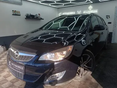 Używany Opel Astra Design Edition 110 KM (80 kW) 2011 Czarny Kombi