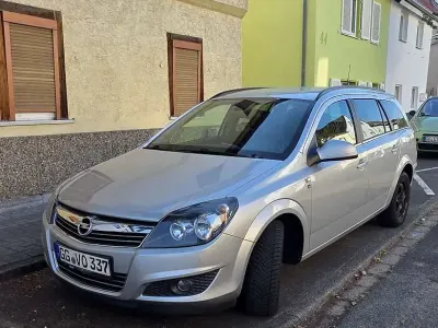 Gebraucht Opel Astra Edition 110 PS (80 kW) 2010 Grau Kombi