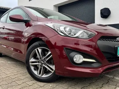 Gebraucht Hyundai i30 110 PS (80 kW) 2017 Rot Coupé
