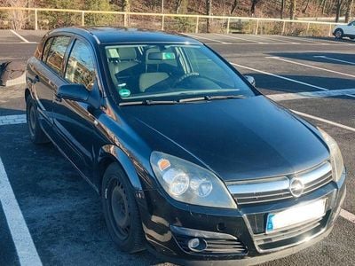 Begagnad Opel Astra 105 HK (77 kW) 2005 Svart Sedan