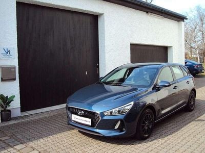 Gebraucht Hyundai i30 Select 101 PS (74 kW) 2017 Stargazing blue Limousine