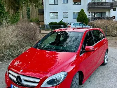 Gebraucht Mercedes B200 156 PS (114 kW) 2013 Rot Van / Kleinbus