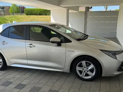 Używany Toyota Corolla Club 122 KM (89 kW) 2019 Srebrny Sedan/Limuzyna