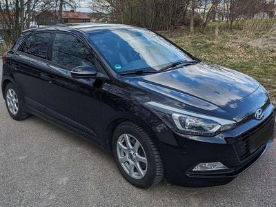 Gebraucht Hyundai i20 101 PS (74 kW) 2017 Schwarz Limousine