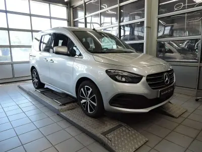 Gebraucht Mercedes T180 Progressive 116 PS (85 kW) 2025 Silber Van / Kleinbus