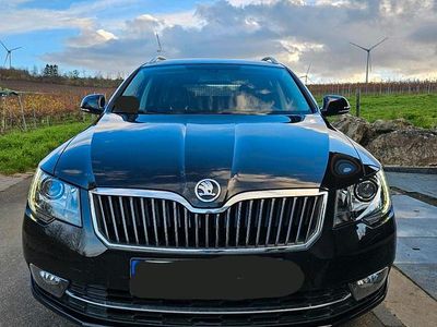 Schwarz Gebraucht 2015 Skoda Superb Kombi | 12.100 € (Fairer Preis)