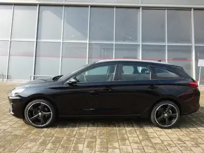Gebraucht Hyundai i30 Comfort 120 PS (88 kW) 2023 Schwarz Kombi