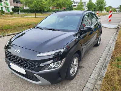 Gebraucht Hyundai Kona Pure 120 PS (88 kW) 2022 Schwarz SUV