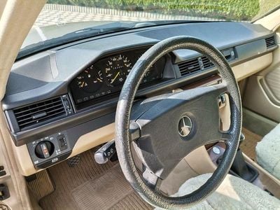 Gebraucht Mercedes 250 91 PS (66 kW) 1987 Beige Limousine