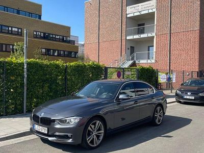 Grau Gebraucht 2013 BMW 320 Luxury Line Limousine | 12.100 € (Etwas zu teuer)