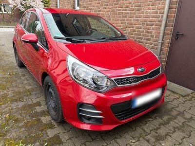 Gebraucht Kia Rio DREAM-TEAM Edition 75 PS (55 kW) 2015 Rot Limousine